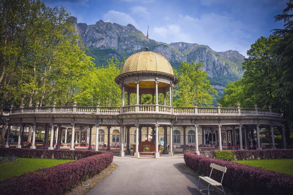 La famosa Cupola Liberty del Parco delle Terme di Boario, simbolo del Parco stesso e delle storiche Terme.
La Cupola e il suo colonnato fronteggiano le strutture del Parco e accolgono il visitatore tra i suoi giardini e spazi