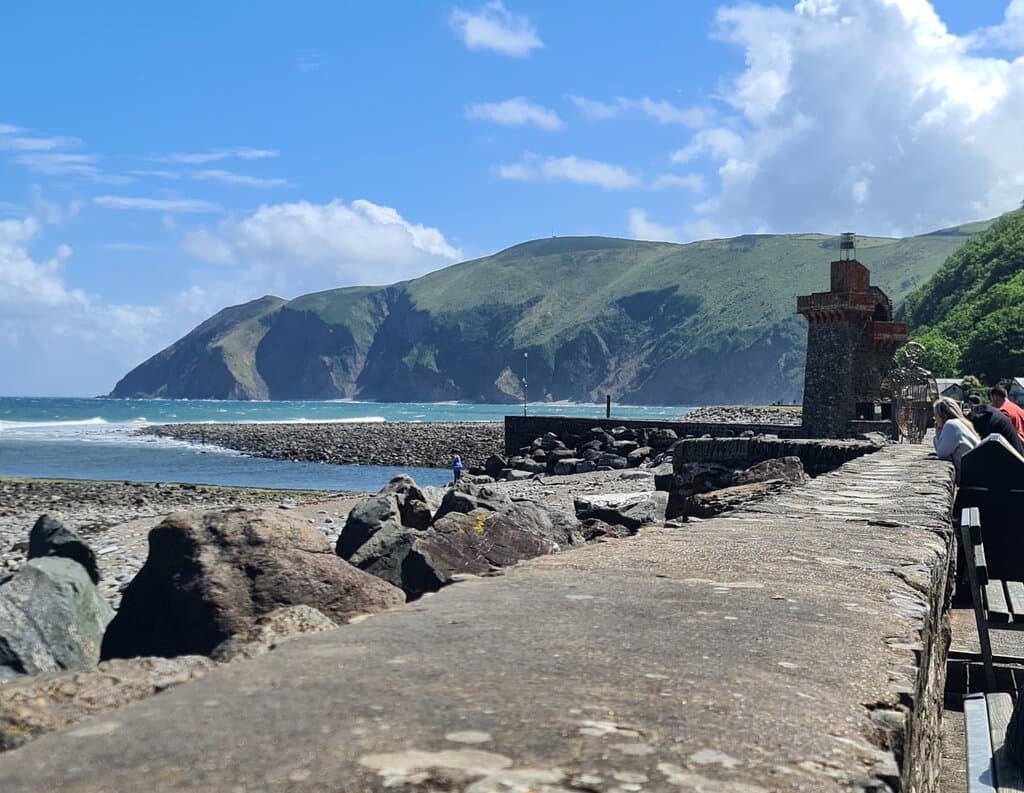 bij de vuurtoren is de ingang van de haven