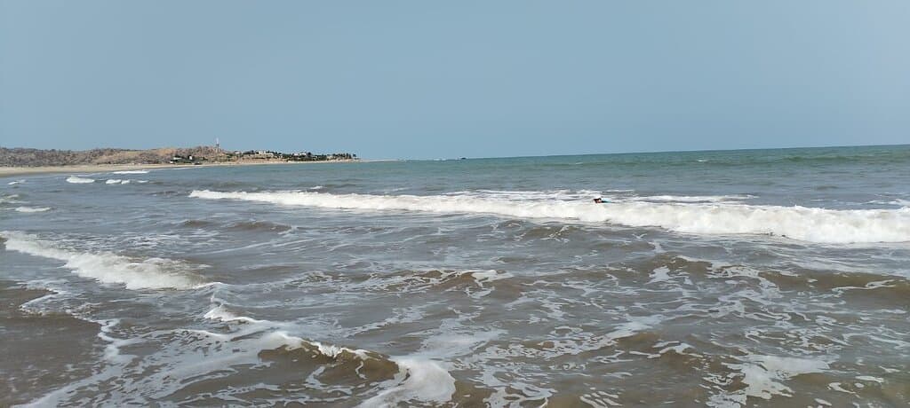 Playa muy bonita y no hay muchos ataques de rayas la recomiendo ir en días soleados