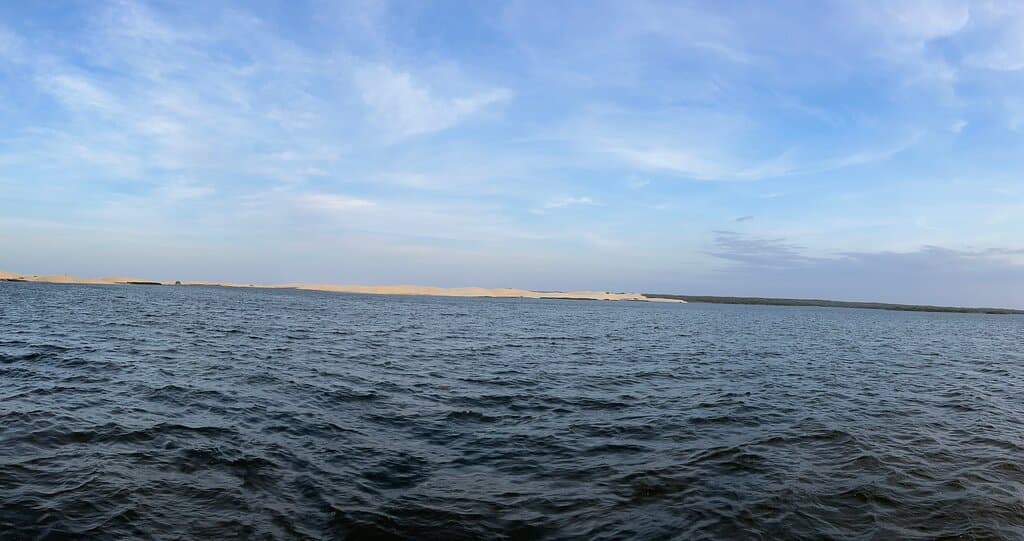 Excelente opção para passar o dia e desfrutar da lagoa e dos dunas dos lençóis Piauienses. Oferecem passeio de lancha, quadriciclo ou apenas curtir o visual a partir do restaurante existente no local. Realmente muito top!! Recomendo demais.