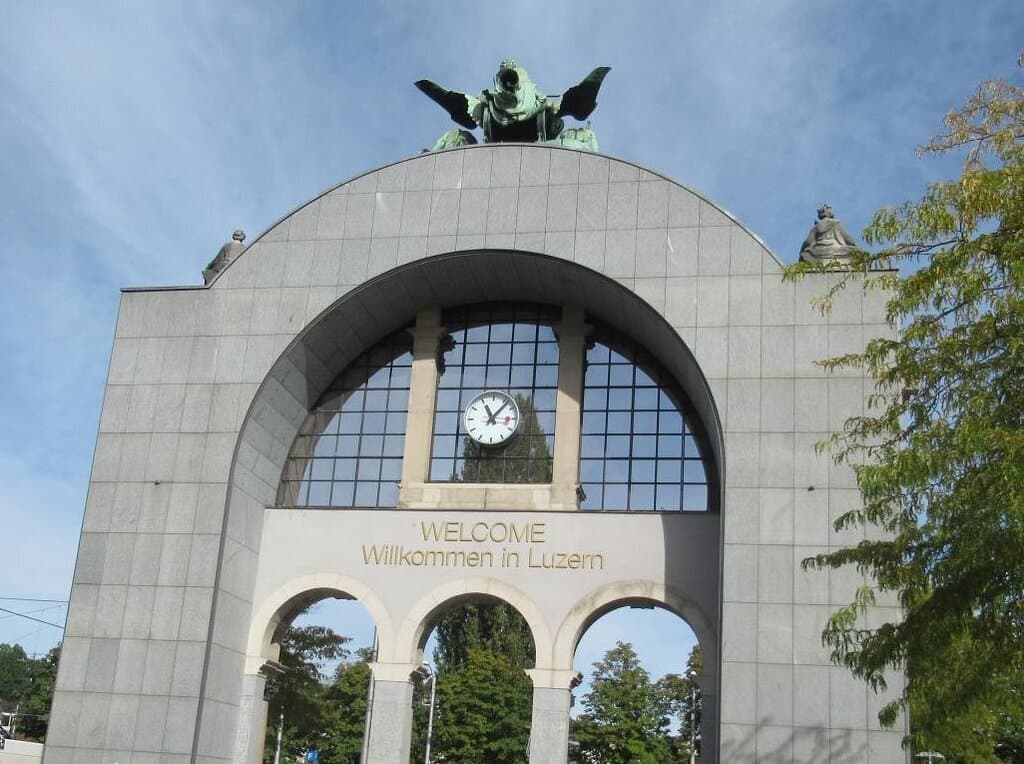 Torbogen (devant la gare de Lucerne)