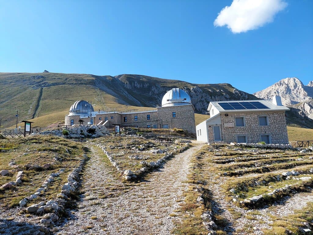 L'Osservatorio astronomico e davanti il giardino botanico alpino
