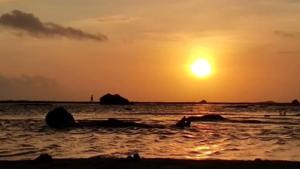 Kala senja sambut sang malam... Ini bukan kisah tentang tenggelamnya matahari disaat senja petang menjelang malam, tapi tentang sebuah komitmen yang hakiki, bak janji Matahari.  Minajaya, Jampang-Surade   @ALu_234™