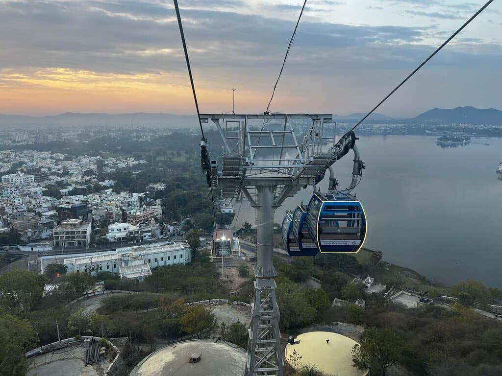 In the evenings the solar powered lights come on and the cabin is illuminated. The pictures and views are even more amazing, specially selfies in the evening with darker skies and the silhouette of the lit cabin make an amazing pic.