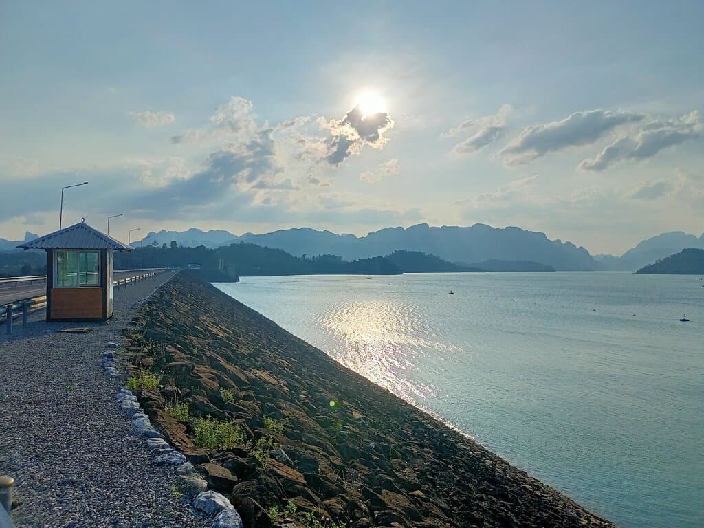 Rajjaprabha Dam
A famous long dam, 94 meters high, built in 1987 for irrigation and power generation.