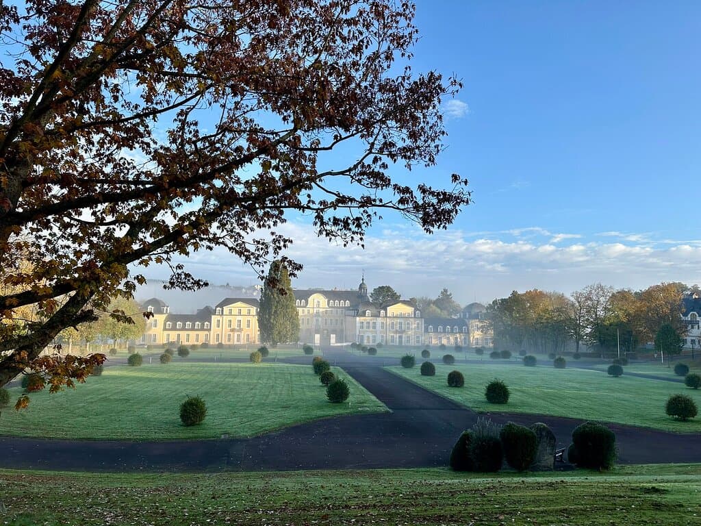 Schloss Oranienstein gehört heute der Bundeswehr. Es ist eine Bundeswehrkaserne, der Zutritt ist nur eingeschränkt möglich im Rahmen der Museums-Führungen! Besichtigung (nur mit Führung - vorherige telefonische Anmeldung erforderlich): Telefon Museum: 0 64 32 / 9401 666 (Anrufbeantworter)