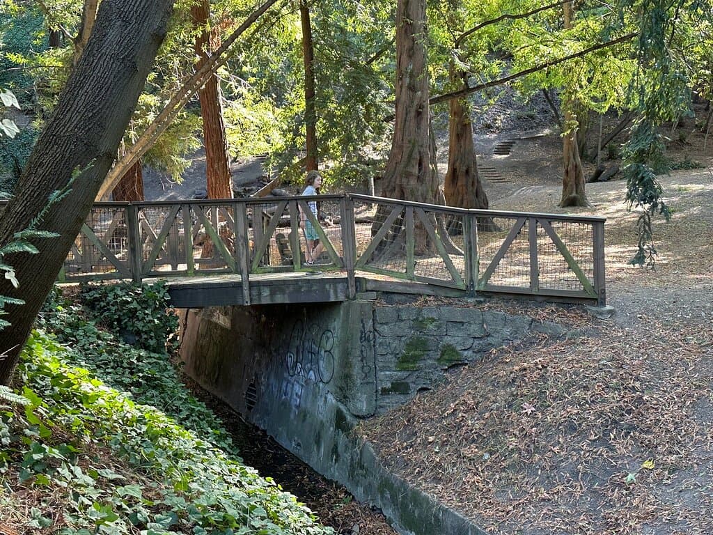 Beautiful park with lots to discover, tucked away in a beautiful hilly neighborhood.
