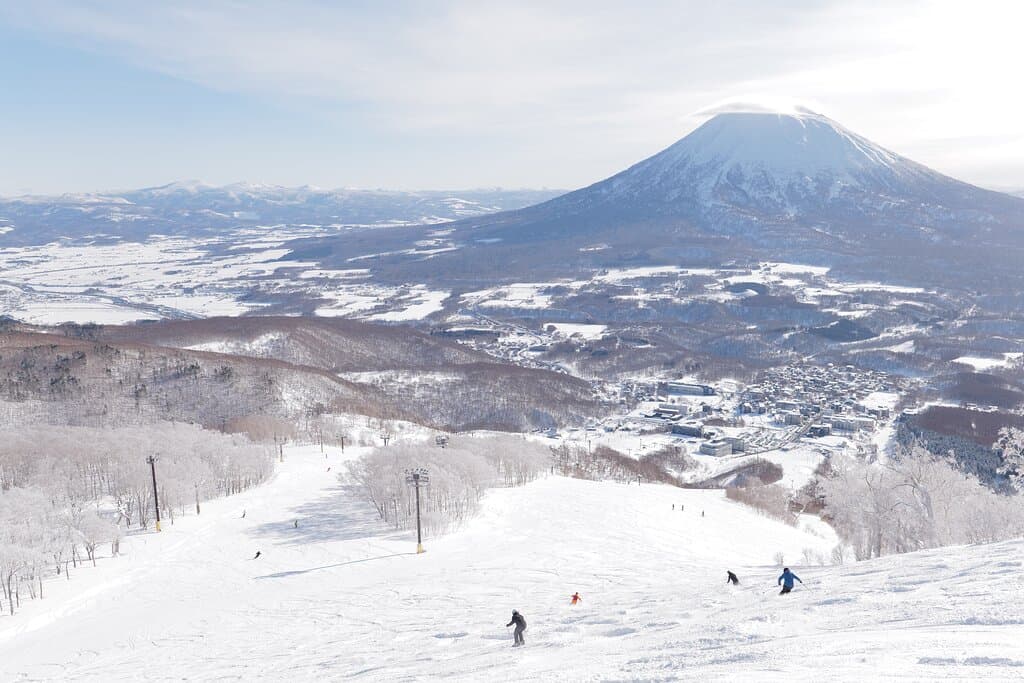 羊蹄山を眼前に臨みながら、世界が誇るパウダースノーをお楽しみください。