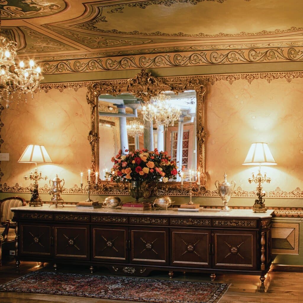 Cada espacio y cada detalle hacen de Mansión Matilde un lugar único. Una maravillosa casona de 1880, construida por arquitectos franceses,  donde podrá recorrer sus amplios pasillos y hermosos salones convertidos hoy en Restaurante El Preferido de Matilde, Salón Turquesa o Salón de Té y Bar 1880. Un lujo a su alcance, para distrutar toda una experiencia.