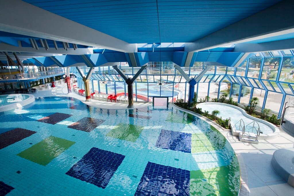 Im LEUZE werden zwei stark kohlensäurehaltige Heilquellen und eine Mineralquelle zum Schwimmen und Saunieren genutzt. Die vitalisierenden Kräfte des reinen Quellwassers spenden Energie und sorgen für ein besonderes Erlebnis. 