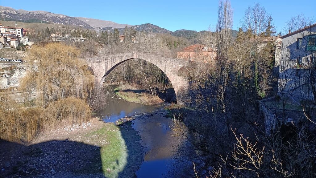 Pont Vell is a Middle-Ages bridge, which was destroyed in the Spanish Civil War and at the end of the 20th was reconstructed and it is located in the surroundings of Sant Joan de les Abadesses.