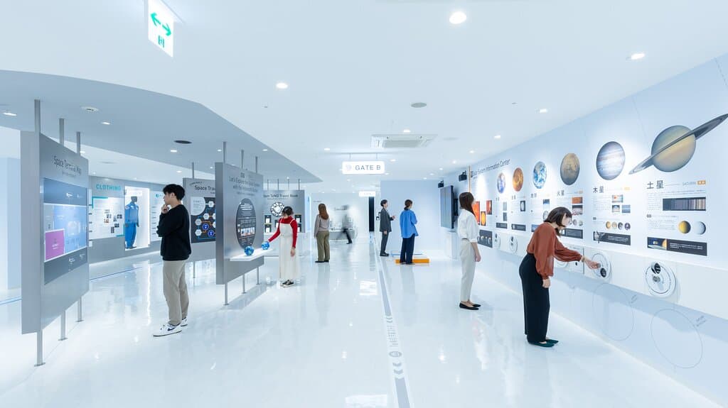 Space Travelium TeNQ(スペーストラベリウムテンキュー)は、“宇宙旅行”をテーマに、リアルなVRや知的好奇心をくすぐる展示、アートや学びの場を提供するギャラリーや教室、宇宙や星をモチーフにしたアイテムやメニューが揃うカフェやショップなど、宇宙とつながる体験を楽しめる宇宙体感施設です。