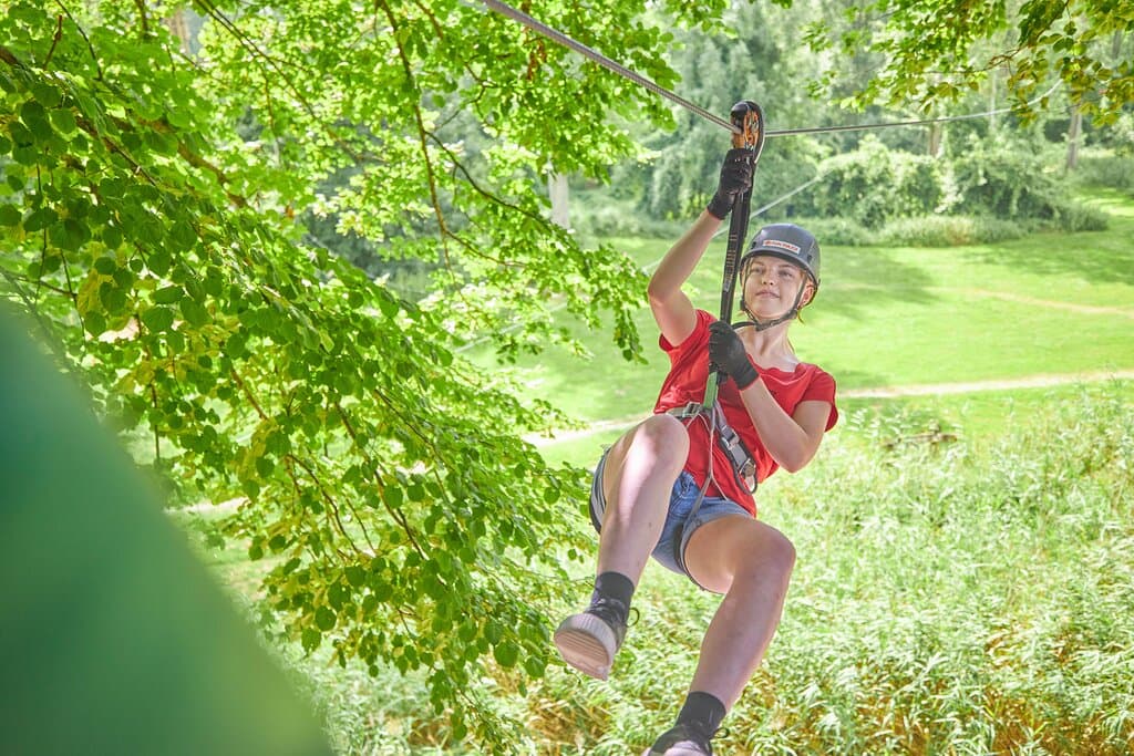 Kom jij ook klimmen bij Fun Forest Almere? Ons klimbos ligt aan de rand van Almere, op het prachtige Stadslandgoed de Kemphaan. Wij zijn niet alleen het enige klimpark in Flevoland, maar ook het klimbos met het langste ziplinepark van Nederland. Beleef een avontuur om nooit te vergeten!