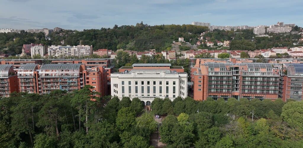 Le Musée est situé à deux pas du Parc de la Tête d'Or