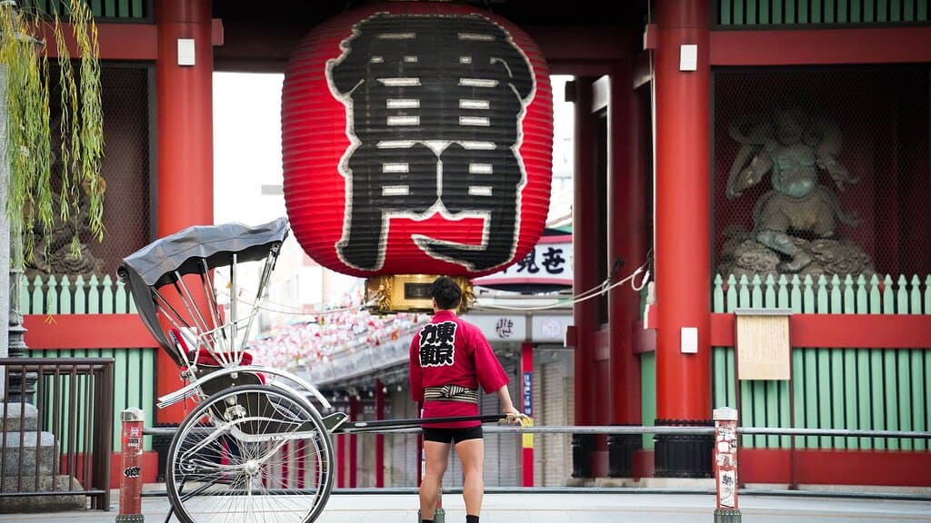 古き良き日本の情緒漂う浅草。雷門をバックに、人力車で街を巡る旅はいかがですか？ 経験豊富な俥夫が、浅草寺や仲見世通りなど、人気スポットをご案内します。 写真撮影はもちろん、穴場スポットや歴史秘話も俥夫にお任せください。 あなただけの特別な思い出作りをお手伝いします。