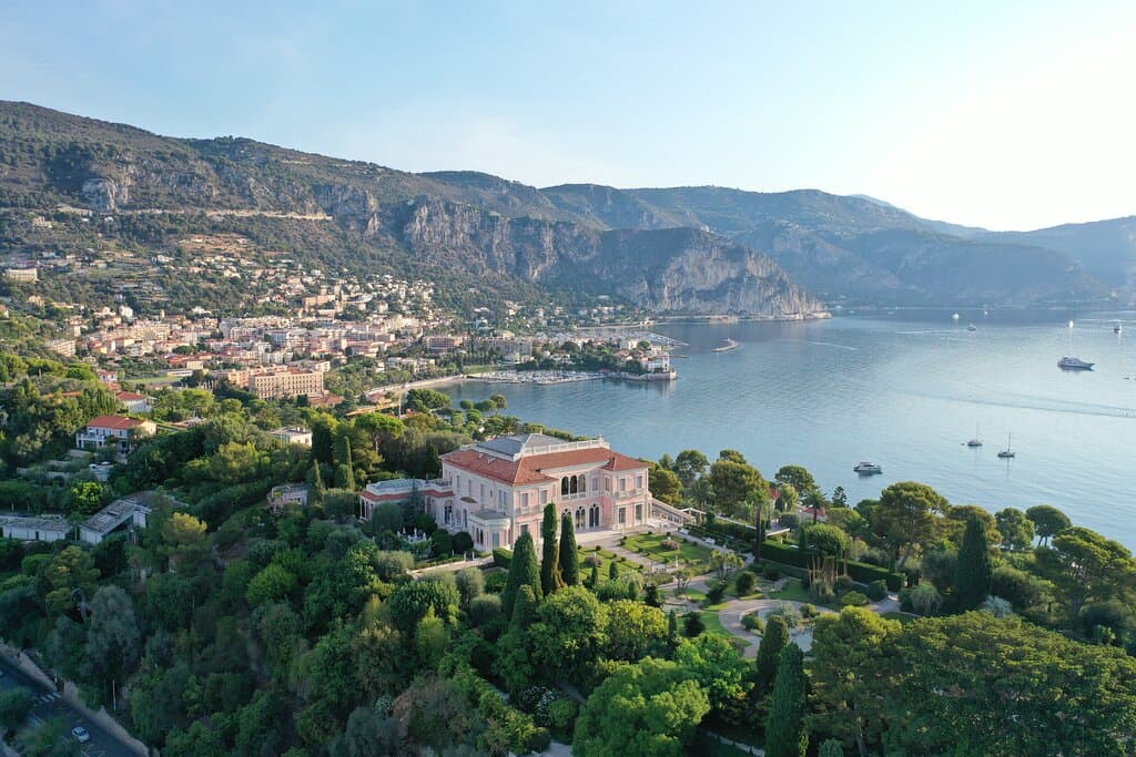 Un palais de la Belle Epoque et ses jardins remarquables  Située entre Nice et Monaco, dominant la Méditerranée, la Villa Ephrussi de Rothschild est un magnifique palais entouré de neuf jardins thématiques : jardin à la française, jardin espagnol, jardin florentin, jardin lapidaire, jardin japonais, jardin exotique, jardin provençal, roseraie. Une invitation au voyage !