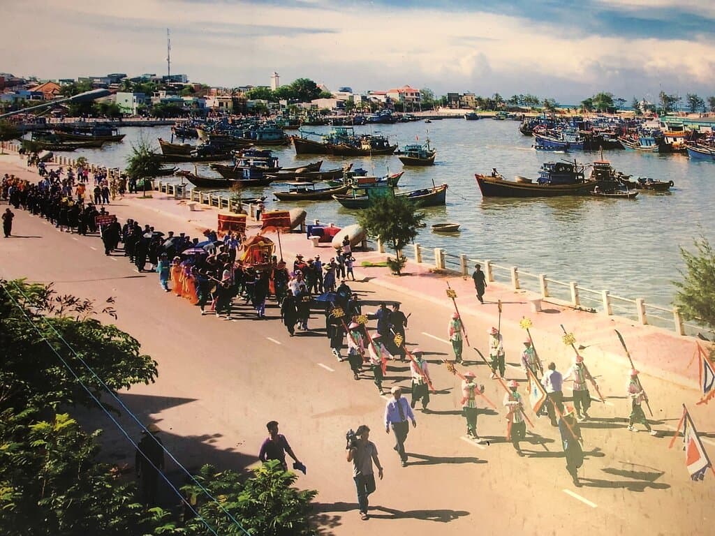 Tempio dedicato alle Balene, con al suo interno più di 600 scheletri di Balene  e il più rilevante perfettamente conservato di 22 metri  la più grande Balena del Vietnam e del sud est Asiatico .