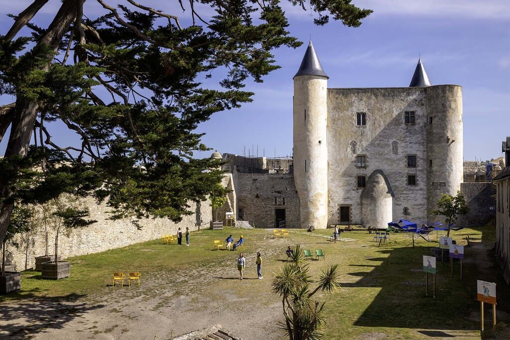 Le château de Noirmoutier reçoit en moyenne 40 000 visiteurs, chaque année. Il a été construit à la fin du XIIe siècle par le seigneur Pierre V de La Garnache. Il est classé monument historique et a reçu l’appellation Musée de France. La Ville propriétaire du château a lancé un programme de restauration des remparts, depuis 2020. Elle propose chaque année une nouvelle exposition, des ateliers jeunesse, des animations etc. 