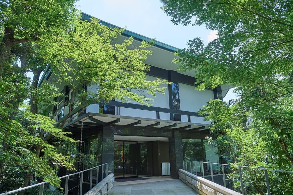 Ebara Hatakeyama Museum of Art opened in 1964.The museum was established by Issey Hatakeyama (1881-1971), who is the founder of Ebara Corporation.This museum houses many historical tea utensils and works of art. The founder did not install lighting on the ceiling, but instead chose to use decorative silk fabric with flying cloud patterns shimmering in serene golden hues in order to incorporate the classical Japanese aesthetics “In Praise of Shadows” into modern architecture.