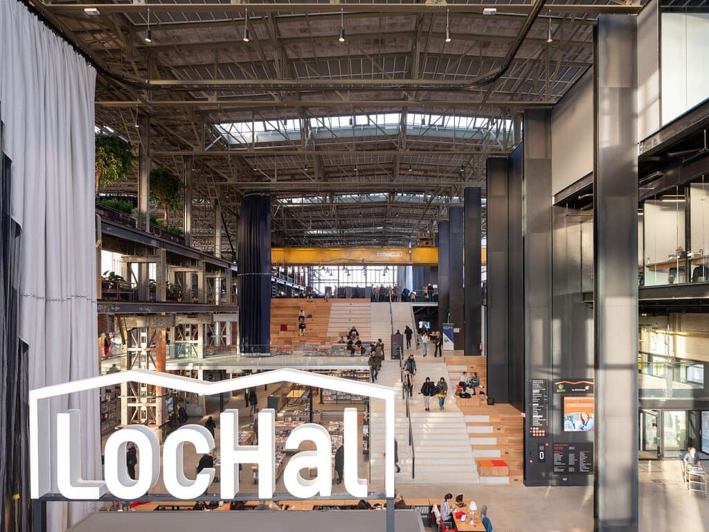 Bezoek deze voormalige locomotiefhal die is getransformeerd naar culturele hotspot.