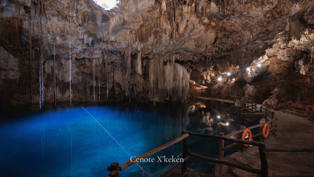 Cenote de aguas cristalinas y formaciones cavernosas en la Península de Yucatán
