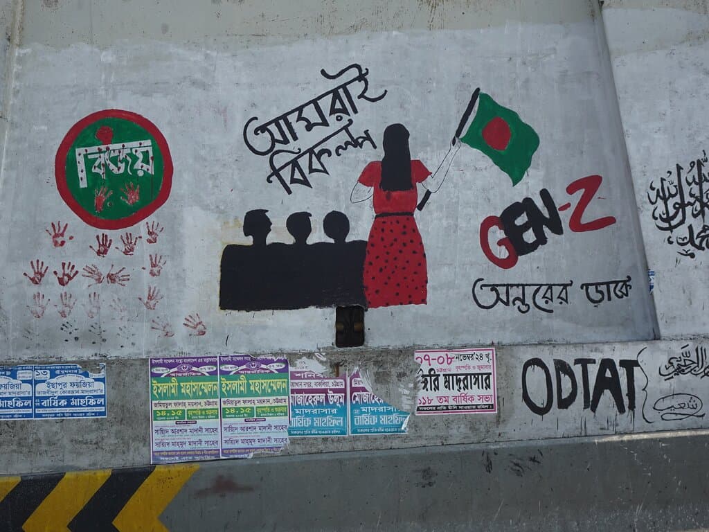 Filar mostu jest idealnym miejscem na umieszczenie haseł młodego pokolenia GEN- Z.