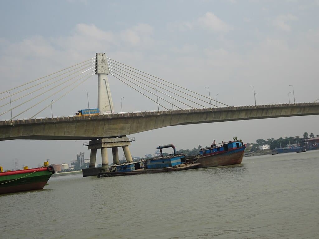 To już widok na most w trakcie pływania łodzią .