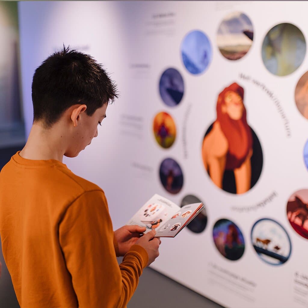 Met het (gratis) Storyworld Paspoort vol avontuurlijke speur-, puzzel en tekenopdrachten verken je alle werelden in Storyworld.