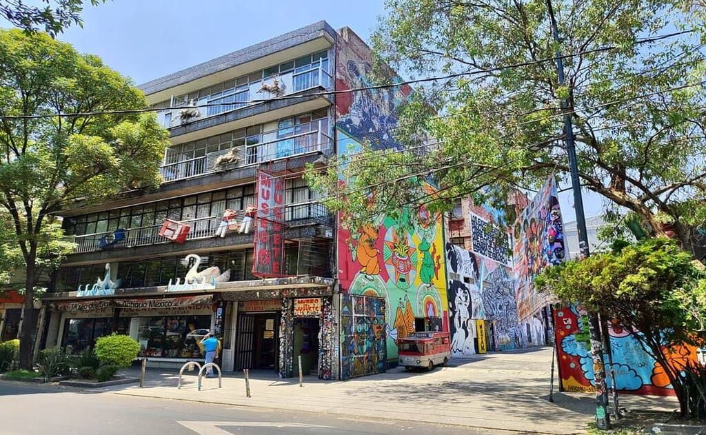 El Museo del Juguete Antiguo México (MUJAM) es un espacio único en Ciudad de México que alberga una vasta colección de más de 40,000 piezas de juguetes antiguos, tanto nacionales como internacionales. Su exposición incluye muñecos, trenes, autos, figuras de plástico, entre otros, ofreciendo una visión nostálgica de la historia del juguete. Es un lugar que revive la infancia de varias generaciones y es ideal para quienes buscan un recorrido lleno de historia y diversión.