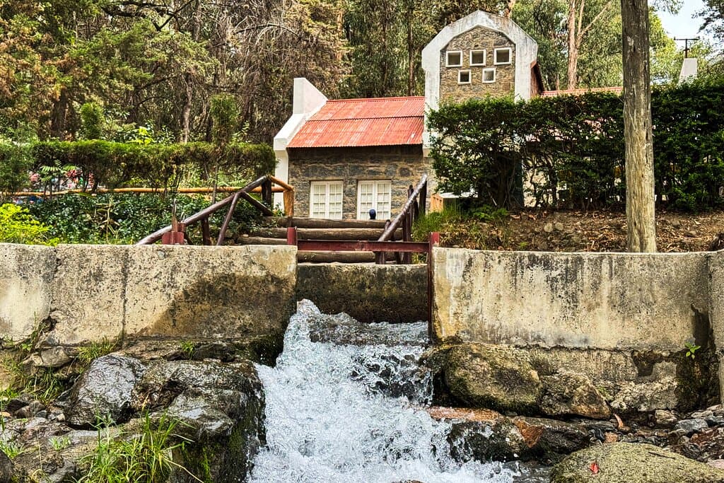 El Parque Ecoturístico Pairumani fue creado por la Fundación Patiño y es administrado por la Hacienda Pairumani. Inicialmente, el parque fue una de las primeras hidroeléctricas del país, establecida por el Barón del Estaño para brindar electricidad a la casa que prometió a su esposa, Alvina Patiño. Ahora, es parte de la Fundación Patiño y su objetivo es preservar el medio ambiente y ser uno de los últimos pulmones verdes de Cochabamba.