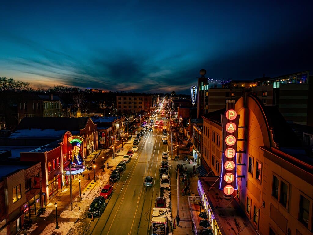 With beautiful architecture, excellent shopping and dining, world-class entertainment venues, and the St. Louis Walk of Fame, the Delmar Loop was named by the American Planning Association as one of the "10 Great Streets in America"