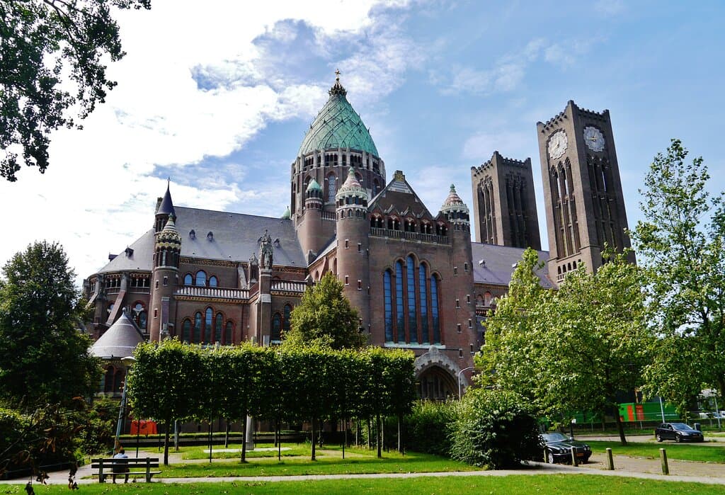 De KoepelKathedraal Haarlem, ook bekend als de Sint Bavo, is uniek en staat met de Sagrada Familia, de Sacré-Coeur, de Westminster Cathedral en de Basiliek van Koekelberg in de top vijf van belangrijkste kerken in de wereld. Wanneer je goed ter been bent kun je tot 62 meter hoogte de torens beklimmen met een waanzinnig uitzicht over Haarlem e.o. En ben je weer beneden, dan waan je je in de mystieke kathedraal met haar symboliek, kunst, architectuur en orgels.