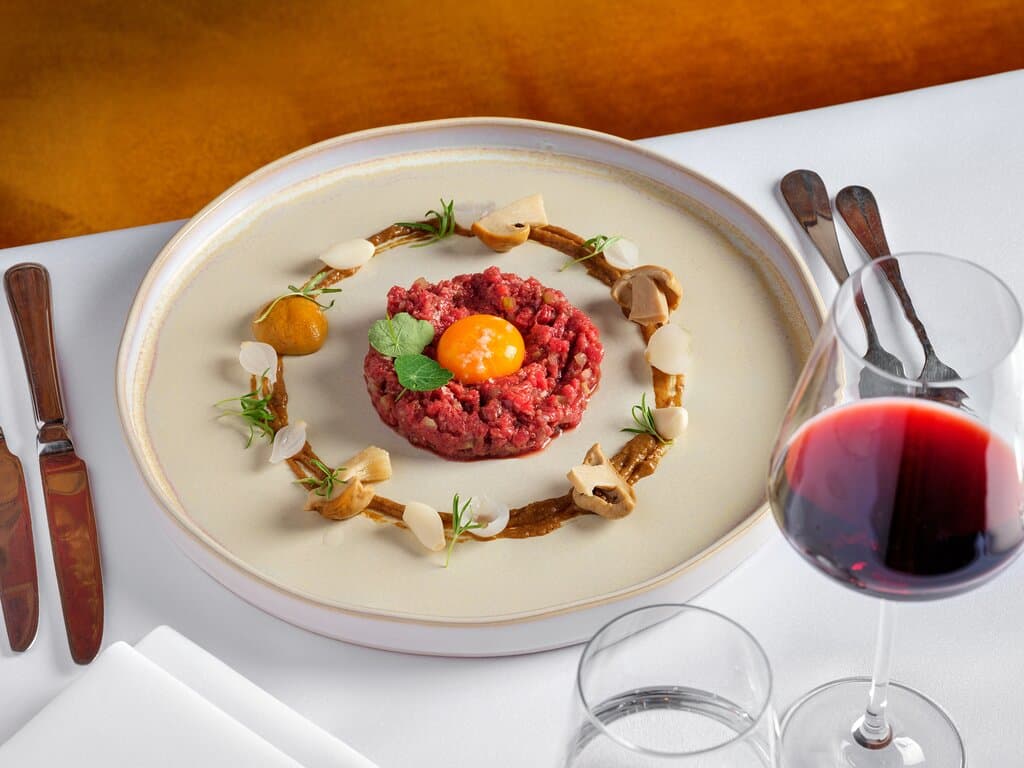 Tartare and wine