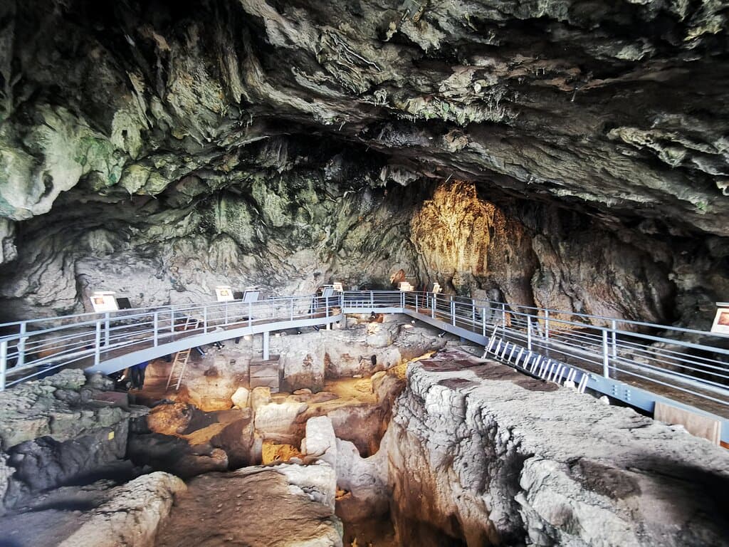 Σπήλαιο Θεόπετρας