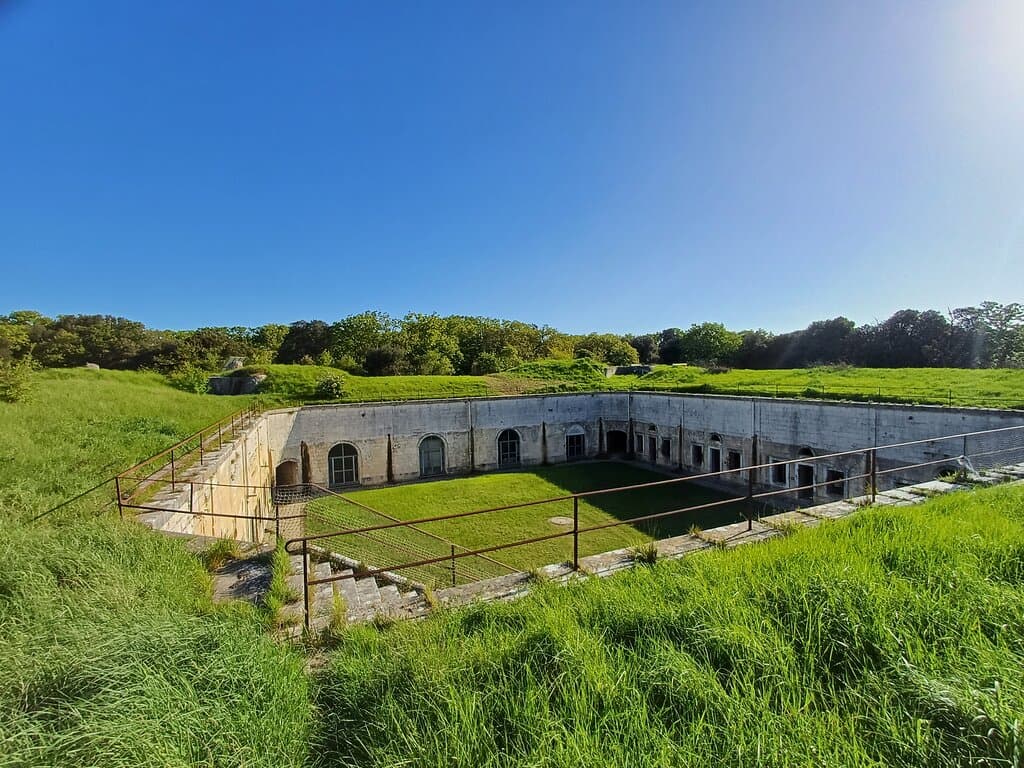 Point de vue sur la place d'armes du Fort Liédot