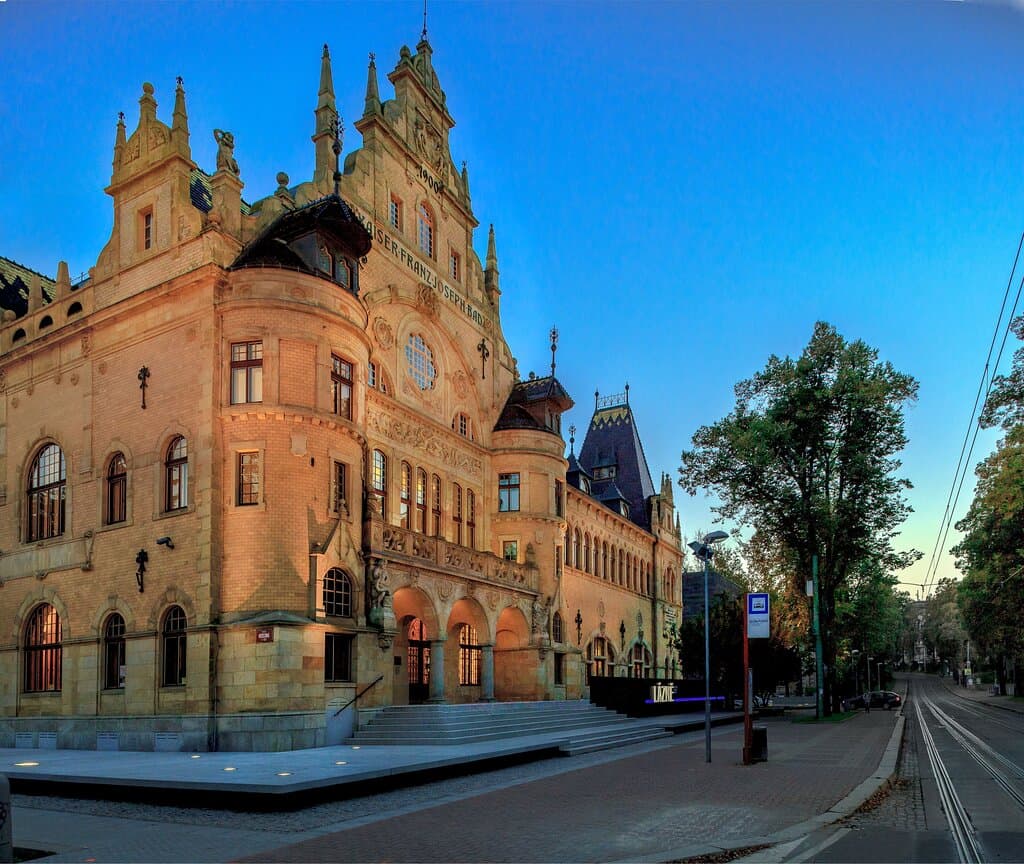 Exteriér budovy Lázní