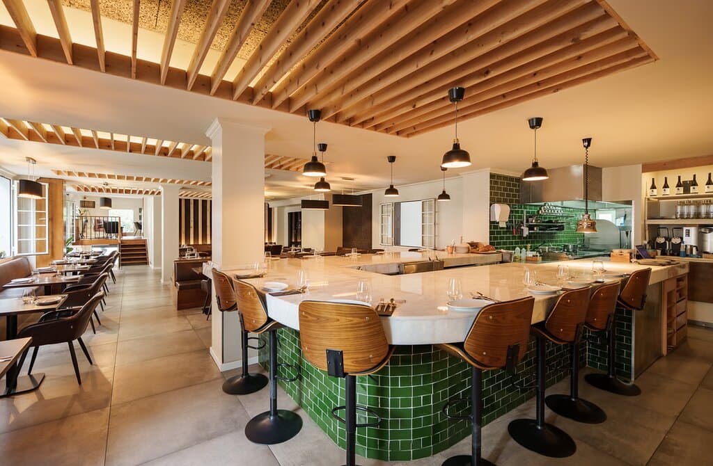 O Kampo é um restaurante de experiências, onde sabores vindos da terra ganham destaque nos pratos idealizados pelo Chef Júlio Pereira, que dá a conhecer as suas origens de uma forma criativa.  Localizado no coração da cidade do Funchal, o restaurante usufrui de espaço pequeno, acolhedor e um balcão com meia dúzia de lugares com a cozinha como ‘pano de fundo’, oferecendo ao cliente uma vista em “primeira classe” de tudo o que está a ser confeccionado pela equipa.  Seja bem vindo ao Kampo! 