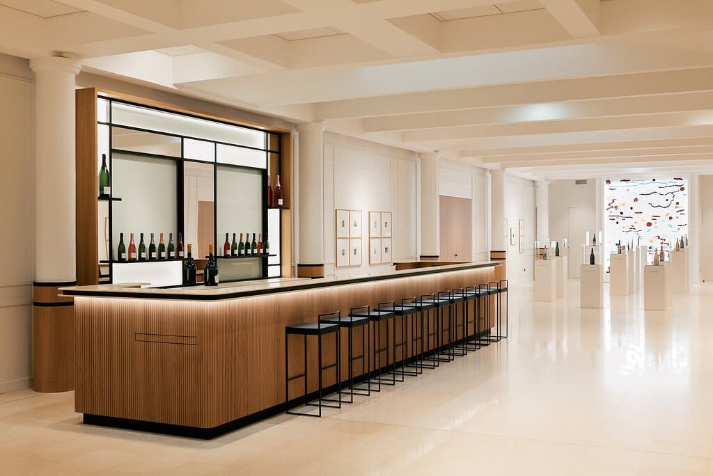 Expérience l'Instant Rosé. Bar de dégustation où vous pourrez savourer les cuvées emblématiques de la Maison : notre élégant Brut Réserve et notre fringuant Prestige Rosé.