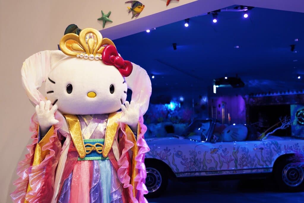Hello Kitty dressed in a dragon princess "kimono." Awaji Island is just one hour from Osaka, 30 min. from Kobe and 45 min. from Kobe Airport by car. A free shuttle takes guests from Awaji Interchange to this facility as well as HELLO KITTY SHOW BOX AND HELLO KITTY APPLE HOUSE.