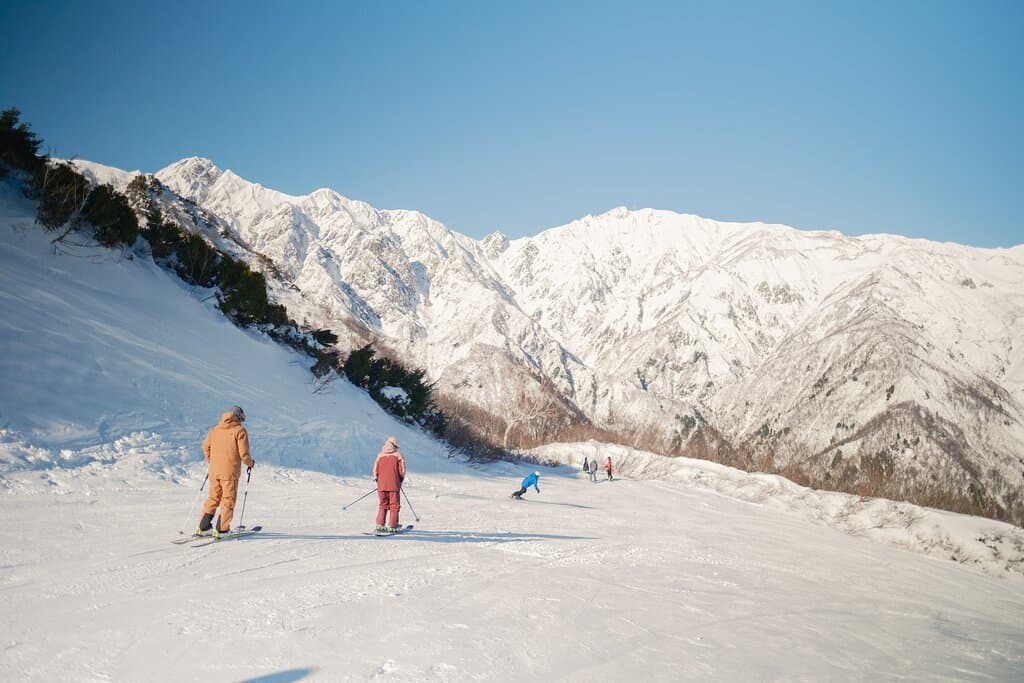 Access all 24 trails of 2 resorts - Hakuba Goryu and Hakuba47 Winter Sports Park - with just one ticket. Enjoy the superb powder snow of the North Alps mountains, the ridge of Japan.