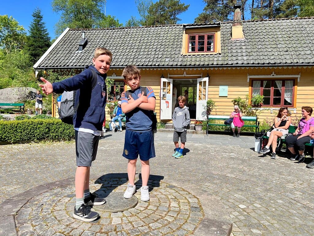 Blondehuset kafe og Blondehushagen er utrulig sjarmerende. I sommarhalvåret er det åpen kafe i helgene (fra torsdag i juli, 2025), og hold deg oppdatert på våre nettsider: https://www.uib.no/universitetshagene/64774/arboretet   Blondehushagen er en nydelig samling stauder hentet fra mange ulike hager fra før 1900-talet. Les mer her om den historiske samlingen; https://www.uib.no/universitetshagene/64593/blondehushagen. Velkommen! 