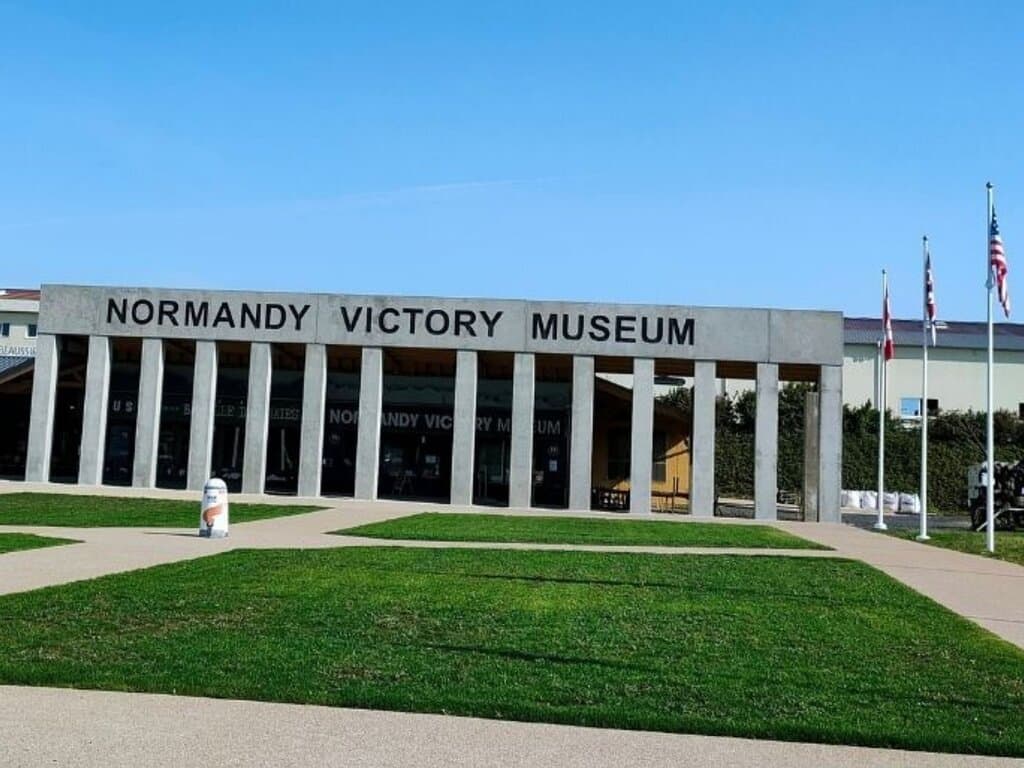 Le Normandy Victory Museum en 2025 avec la nouvelle façade et l'esplanade de la Liberté