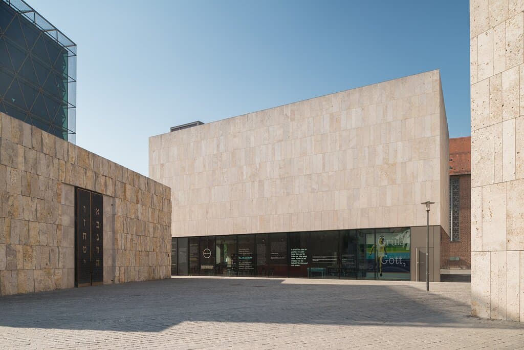 Jüdisches Museum München (Haupteingang) mit Synagoge Ohel Jakob (links). Foto: Daniel Schvarcz 