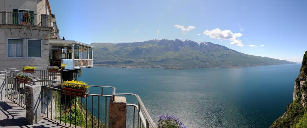 La nostra bellissima terrazza a strapiombo sul lago di Garda