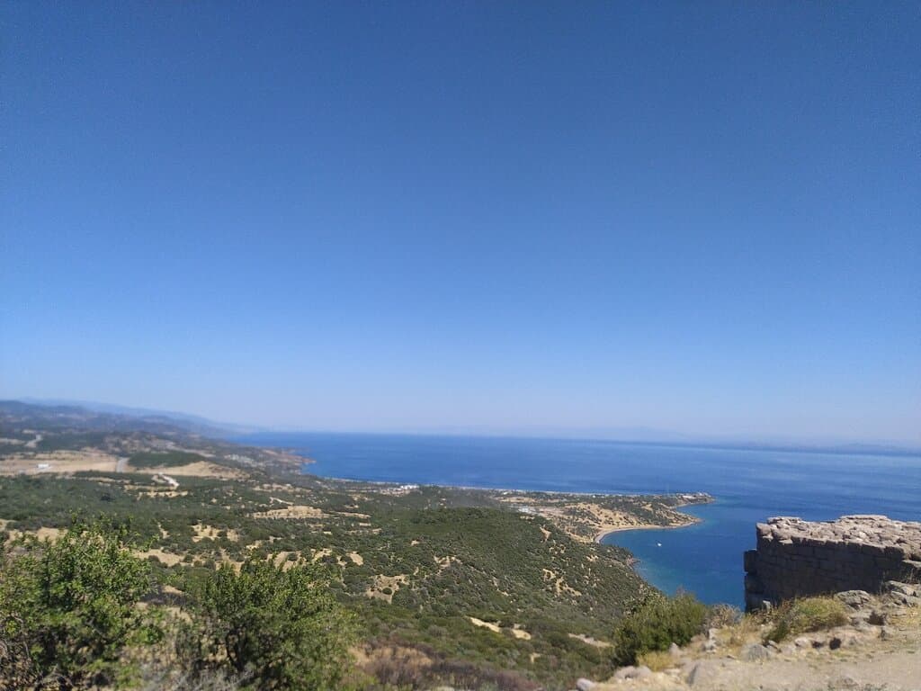 Mutlaka görülmesi gereken bir antik yerleşim yeri. Düzenlemeler hala devam ediyor. 238 metre yükseklikte volkanik bir tepenin üzerinde yer alıyor. Aşağılara doğru çarşı, kilise, hamam, antik tiyatro olarak yerleşim devam ediyor.