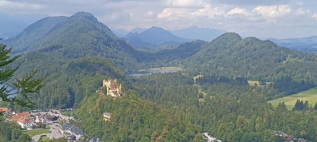 Panoramablick Schwangau is a wonderful lookout located in the pathwalk to go to Neuschwnastein Castle, in the South of Germany.