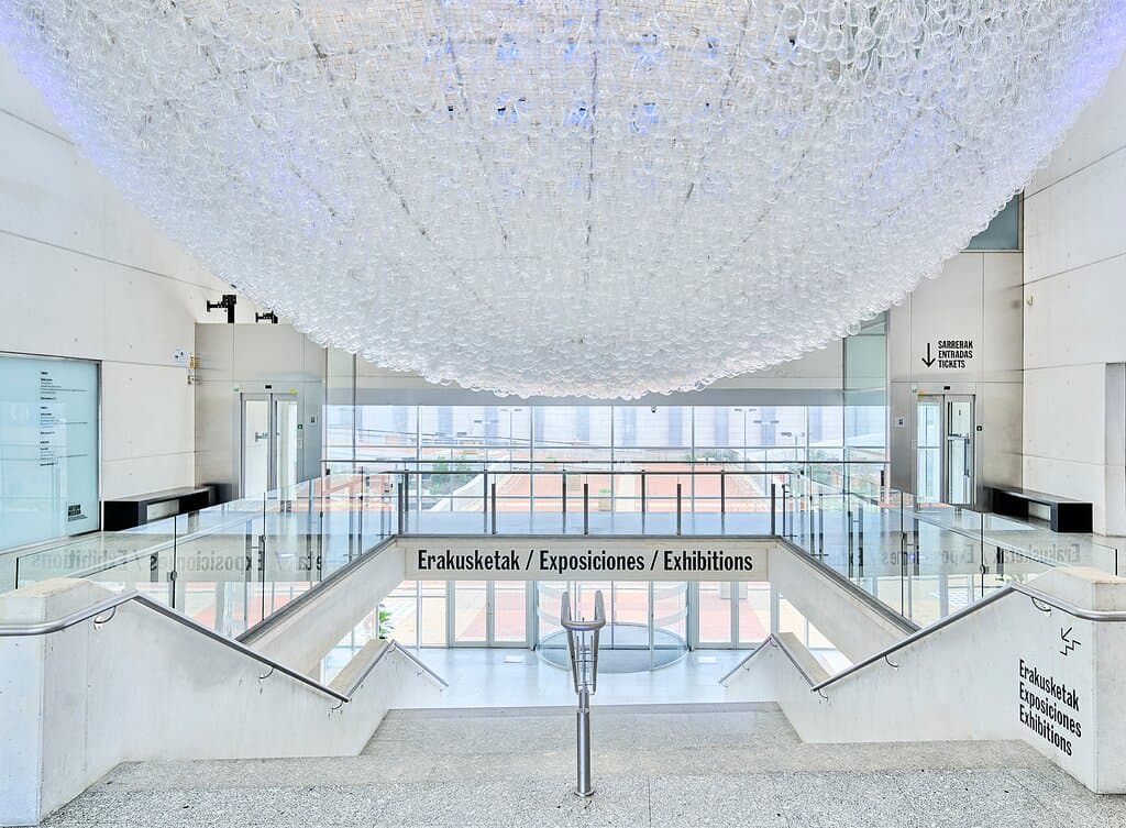 Suspendida en el acceso al museo se encuentra la obra titulada Un pedazo de cielo cristalizado (2001), del artista Javier Pérez. La obra está compuesta por más de 12.000 piezas de vidrio soplado de diferentes tamaños, pendientes de una estructura metálica semiesférica a modo de gran cúpula invertida, que vibran y tintinean al chocar entre ellas. La escultura se expuso por vez primera en el Pabellón de España de la 49ª Bienal de Venecia en el año 2001.
