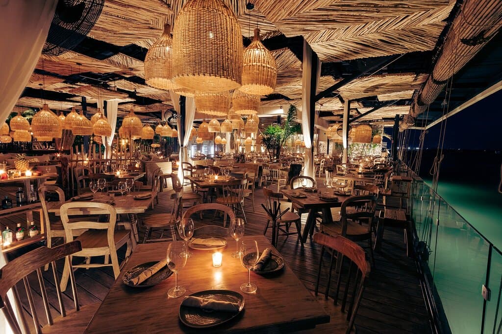 DJ residente en Chambao Cancún con vista a la laguna