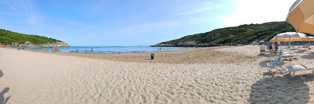 Stabilimento comodo con parcheggio ampissimo e tutti i servizi,  lettini sufficientemente distanziati e costo modico.mare trasparente e non tantissima gente.consiglio vivamente.