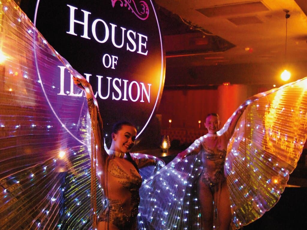 Performers in dazzling light-up costumes welcome you to the world of House of Illusion. The magic begins from the very first moment at this iconic Salou venue, promising a night full of fantasy, color, and wonder. A unique atmosphere that anticipates an unforgettable show.